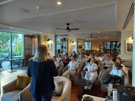 Formação de housekeeping no Grupo PortoBay na Madeira com equipa em sessão prática