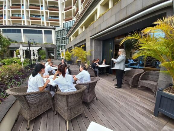 Formação de housekeeping ao ar livre no Grupo PortoBay na Madeira com equipa em sessão prática