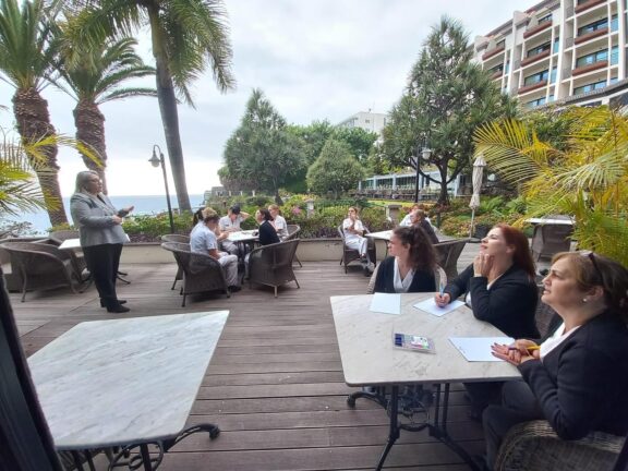 Formação de housekeeping no Grupo PortoBay na Madeira em sessão exterior com equipa em atividade