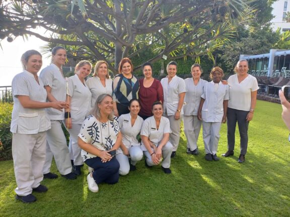 Equipa de housekeeping do Grupo PortoBay na Madeira após formação realizada em contexto de hotelaria