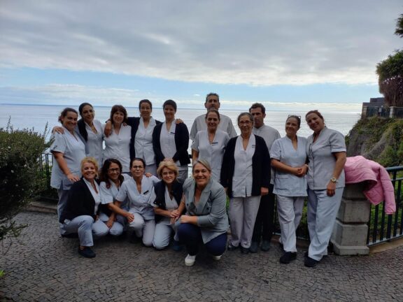 Equipa de housekeeping do Grupo PortoBay na Madeira em fotografia de grupo após sessão de formação