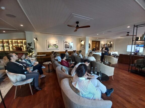 Formação de housekeeping no Grupo PortoBay na Madeira com equipa em sessão teórica em ambiente interior