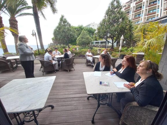 Formação de housekeeping no Grupo PortoBay na Madeira em sessão exterior com participação ativa das equipas