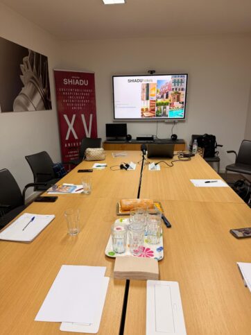 Sala preparada para formação de housekeeping do Grupo SHIADU com projetor e materiais de apoio