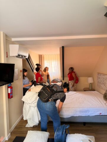 Formação prática de housekeeping em quarto de hotel com equipa do Grupo SHIADU durante sessão no âmbito do Formação + Próxima
