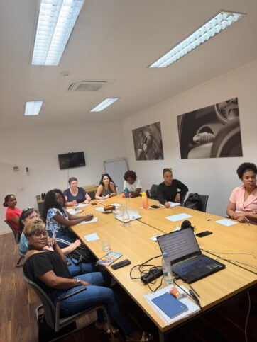 Formação de housekeeping do Grupo SHIADU em sessão interior com equipa reunida em sala de formação
